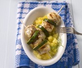 Seeteufelspieße mit Zucchini auf Ananas