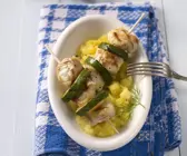 Seeteufelspieße mit Zucchini auf Ananas