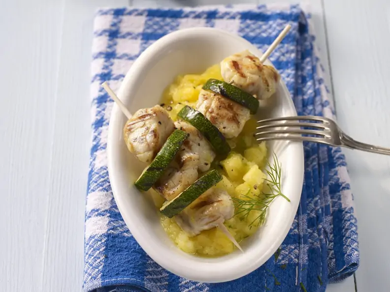 Seeteufelspieße mit Zucchini auf Ananas