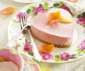 Rosa Käsekuchen mit Rosenblättern