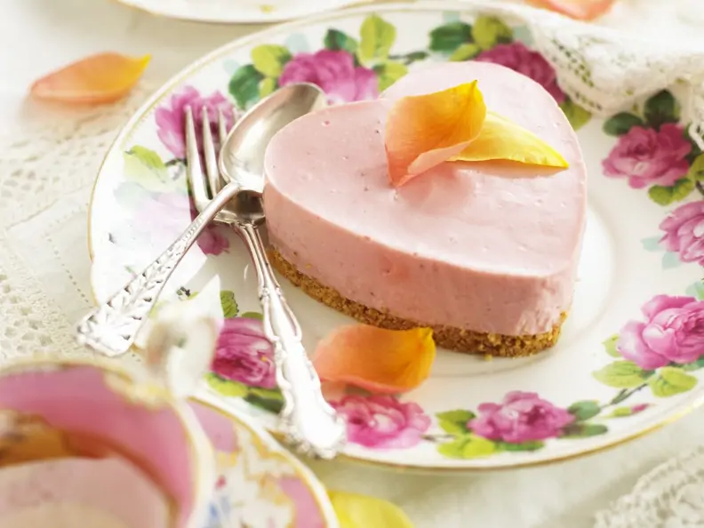 Rosa Käsekuchen mit Rosenblättern