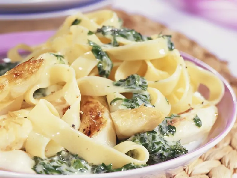 Pasta mit Bärlauchsoße und gebratenem Spargel