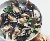 Miesmuscheln mit Weißwein und Petersilie