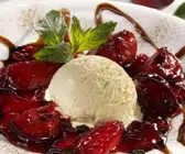 Balsamico-Zwetschgen mit Vanilleeis