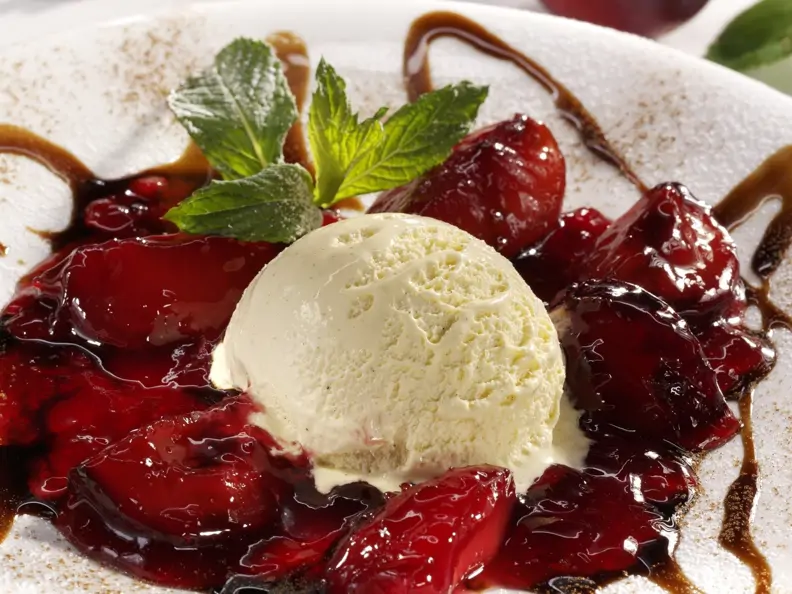 Balsamico-Zwetschgen mit Vanilleeis