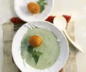 Brennnesselsuppe mit gebackenen Eiern