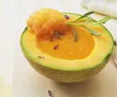 Melonensuppe in der Melone