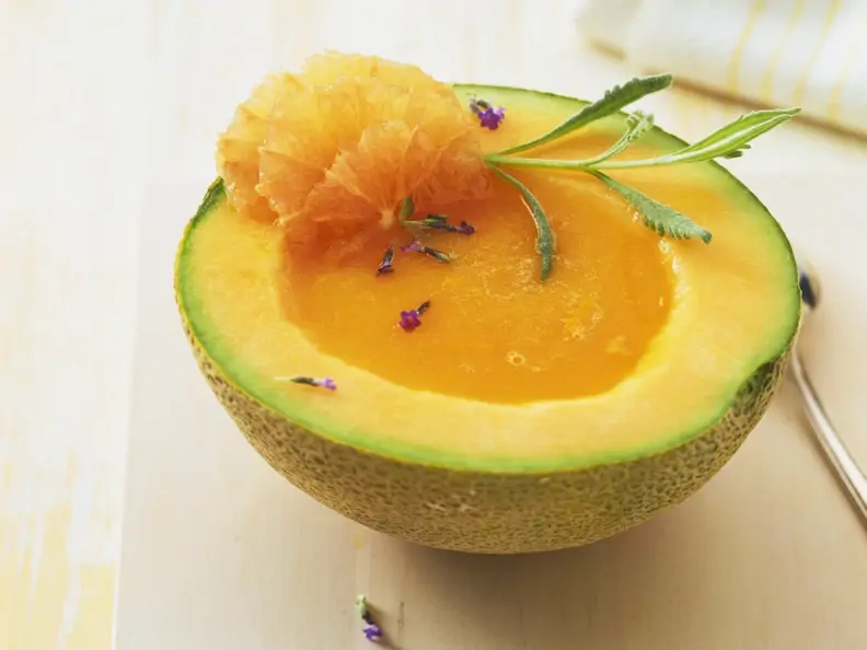 Melonensuppe in der Melone