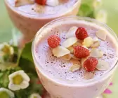Walderdbeercreme mit Mandeln