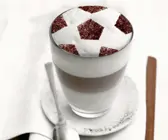 Latte Macchiato zum Fußballspiel