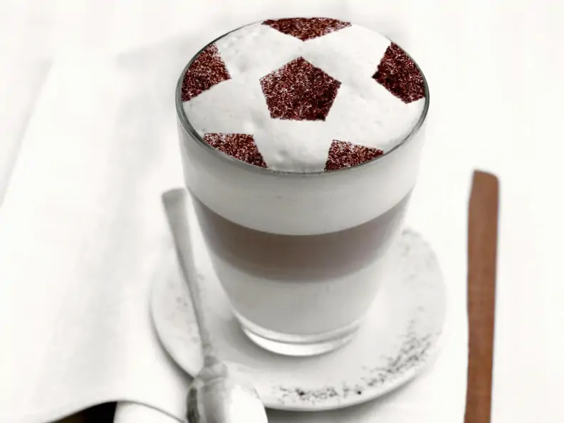 Latte Macchiato zum Fußballspiel
