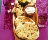 Indisches Fladenbrot (Naan) mit Raita und Mangodip