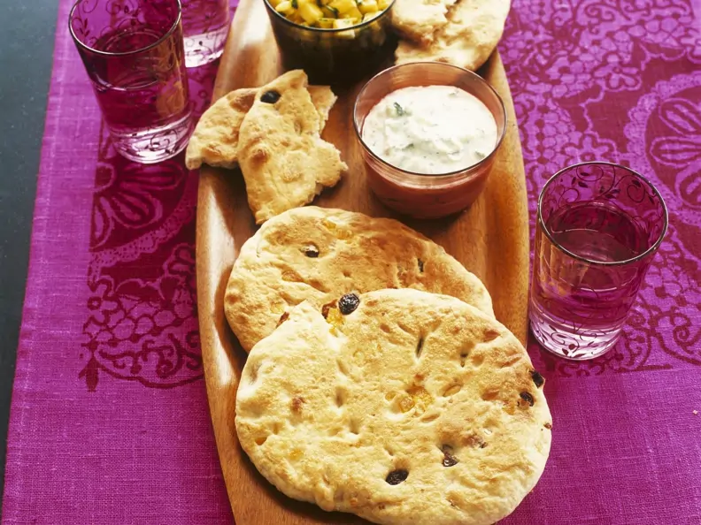 Indisches Fladenbrot (Naan) mit Raita und Mangodip