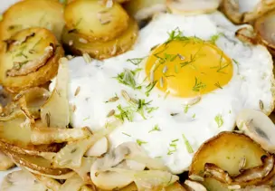 Bratkartoffeln mit Champignons, Fenchel und Ei