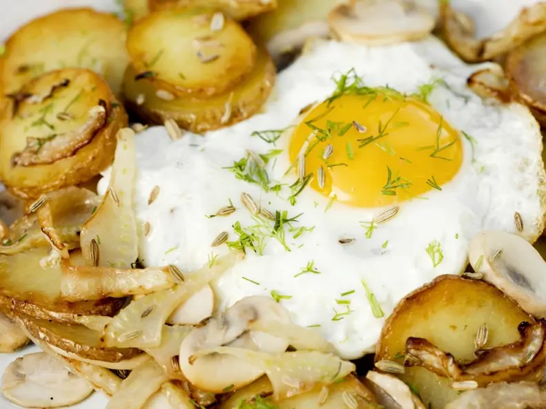 Bratkartoffeln mit Champignons, Fenchel und Ei