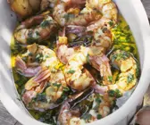 Garnelenschwänze in Kräuteröl mit Knoblauch