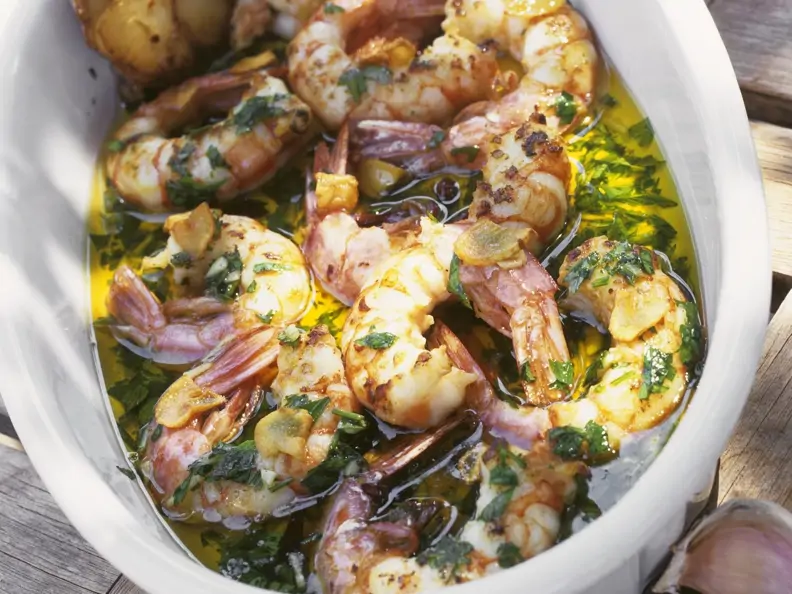 Garnelenschwänze in Kräuteröl mit Knoblauch