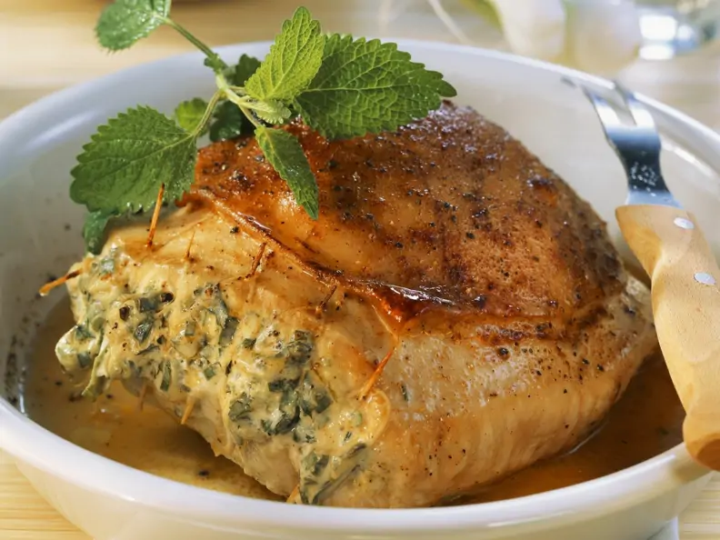 Kalbsbrust mit Erbsen und Kräutern gefüllt