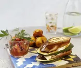 Zucchini-Auberginen-Sandwich mit Frischkäse und Tomatendip