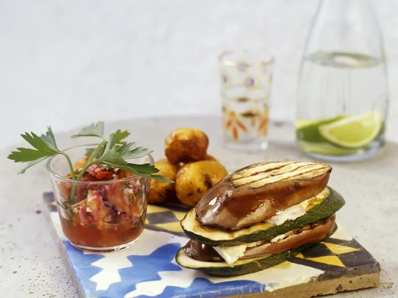 Zucchini-Auberginen-Sandwich mit Frischkäse und Tomatendip