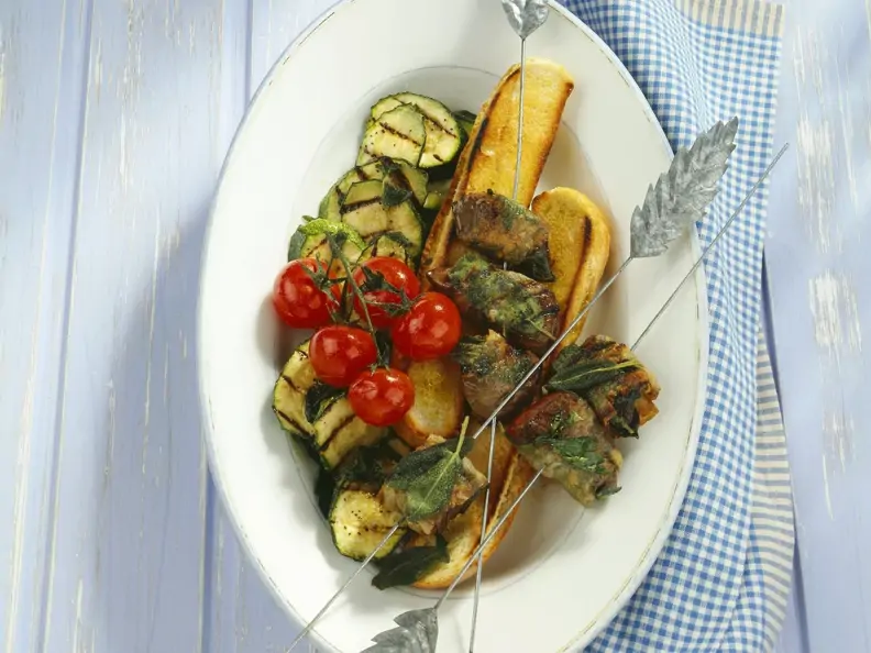 Kalbsleber mit Pancetta, Röstbrot und Gemüse