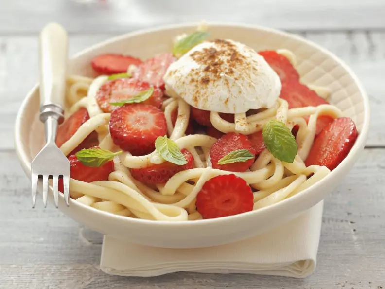 Pasta mit Frischkäse und Erdbeeren