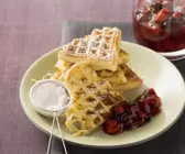 Spaghetti-Waffeln mit Beerenkompott