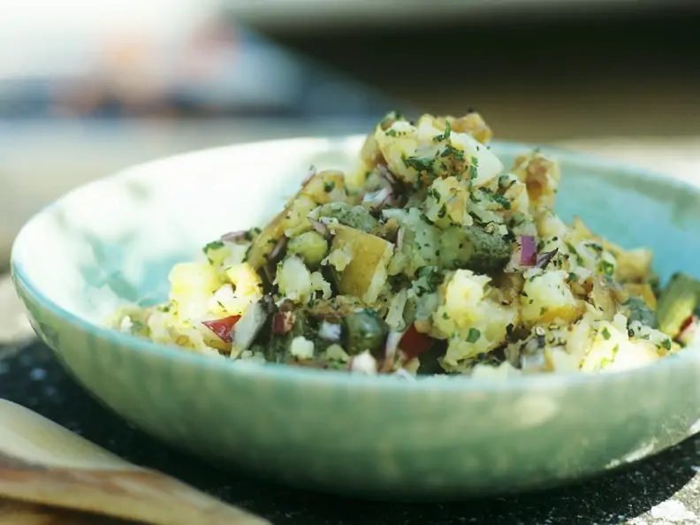 Kartoffelsalat mit Gewürzgurken und Zwiebeln