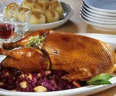 Gebratene Gans mit Apfel-Blaukraut und Kartoffelknödeln
