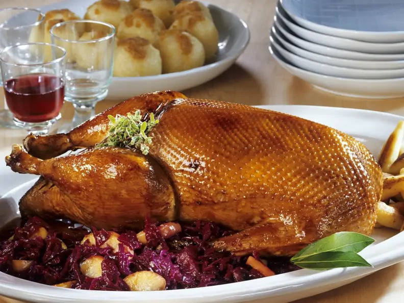Gebratene Gans mit Apfel-Blaukraut und Kartoffelknödeln