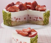 Joghurt-Erdbeer-Torte mit Pistazienmantel