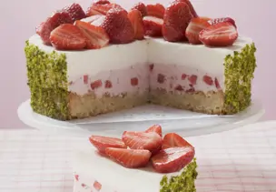 Joghurt-Erdbeer-Torte mit Pistazienmantel