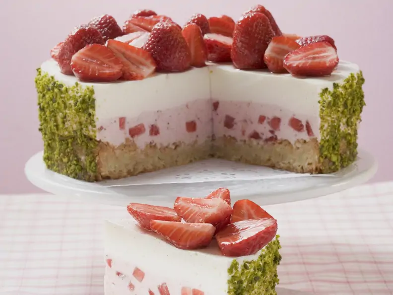 Joghurt-Erdbeer-Torte mit Pistazienmantel