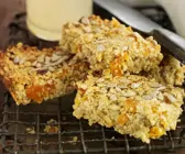 Müsliriegel mit Nüssen und Trockenfrüchten
