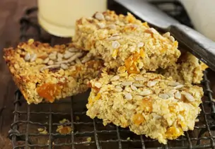 Müsliriegel mit Nüssen und Trockenfrüchten