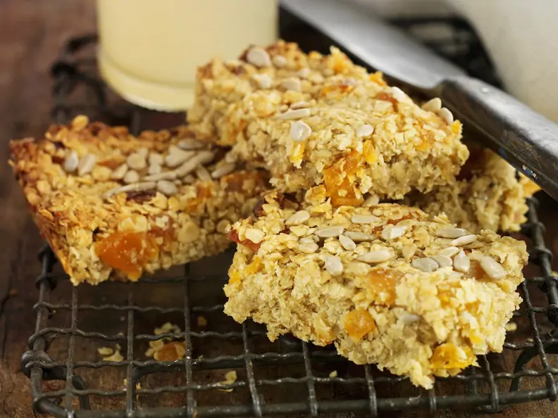 Müsliriegel mit Nüssen und Trockenfrüchten