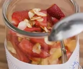 Fruchtsalat mit Mandelblättchen