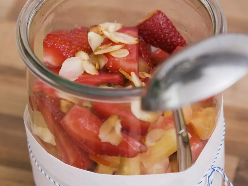 Fruchtsalat mit Mandelblättchen