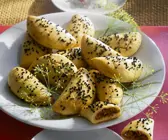 Lamm-Piroggen und Gurken-Radieschen-Dip