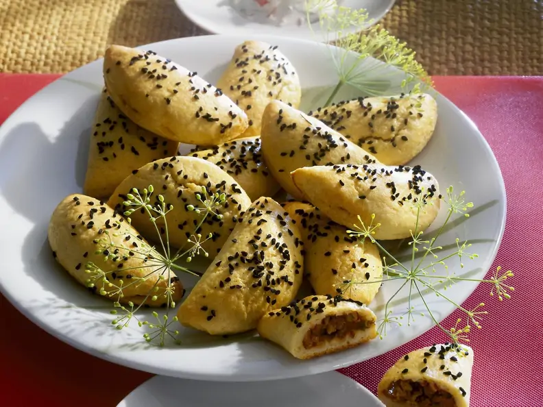 Lamm-Piroggen und Gurken-Radieschen-Dip