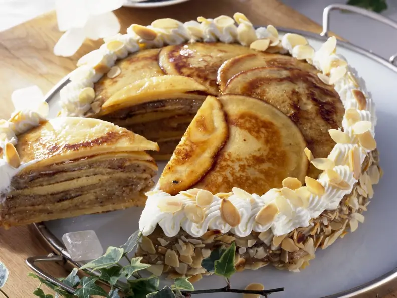 Mandel-Pfannkuchen-Torte nach ostfriesischer Art (Knüppeltorte)