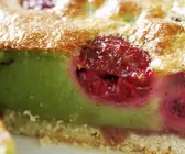 Pistazienkuchen mit Früchten