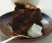 Saftiger Schokoladenkuchen mit Birne
