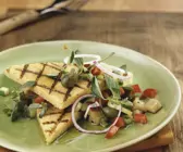 Gegrillte Polentaschnitten mit sommerlichem Gemüse