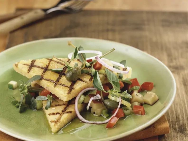 Gegrillte Polentaschnitten mit sommerlichem Gemüse