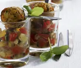 Gurken-Tomatensalat mit Hackklößchen