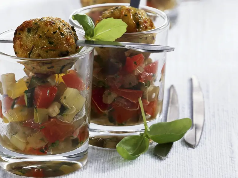 Gurken-Tomatensalat mit Hackklößchen