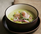 Gurkensuppe mit Radieschen und Shrimps