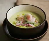 Gurkensuppe mit Radieschen und Shrimps