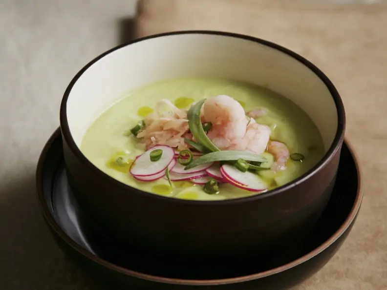 Gurkensuppe mit Radieschen und Shrimps